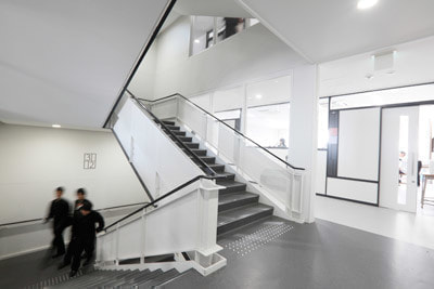 山村学園高等学校 中央階段(1号館)